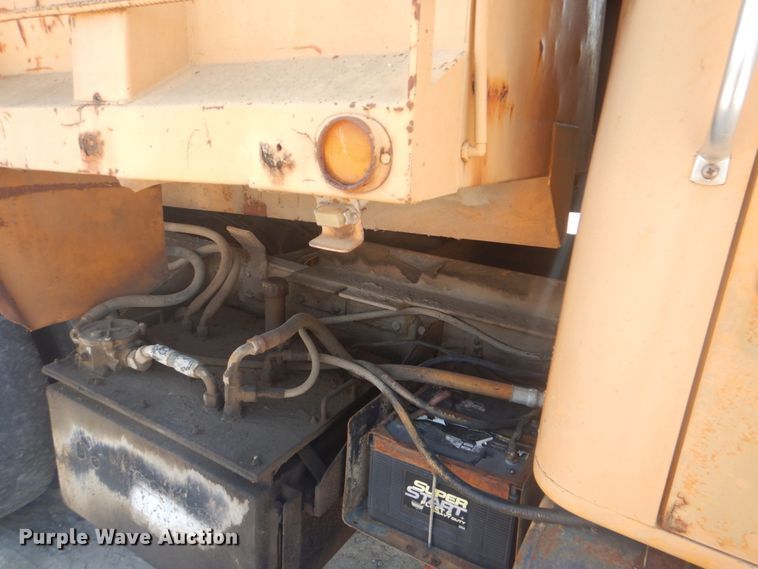 image for item DI2302 1986 International S1900 dump truck