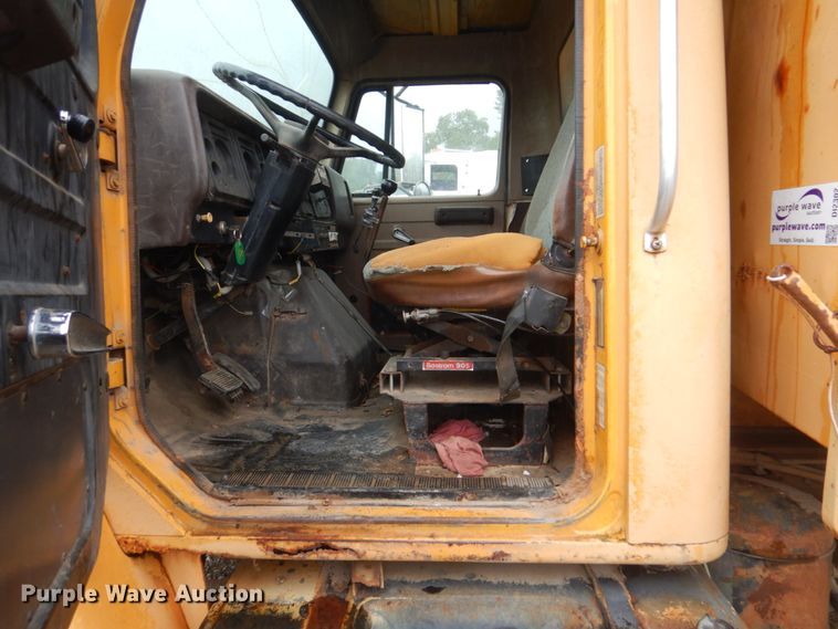 image for item DI2302 1986 International S1900 dump truck