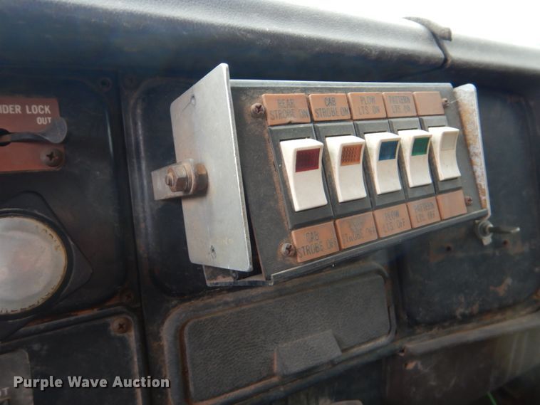 image for item DI2302 1986 International S1900 dump truck