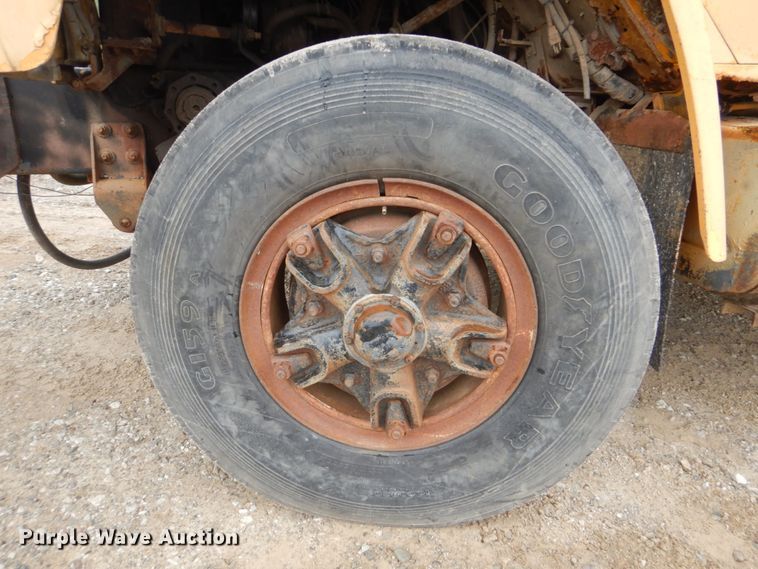 image for item DI2302 1986 International S1900 dump truck