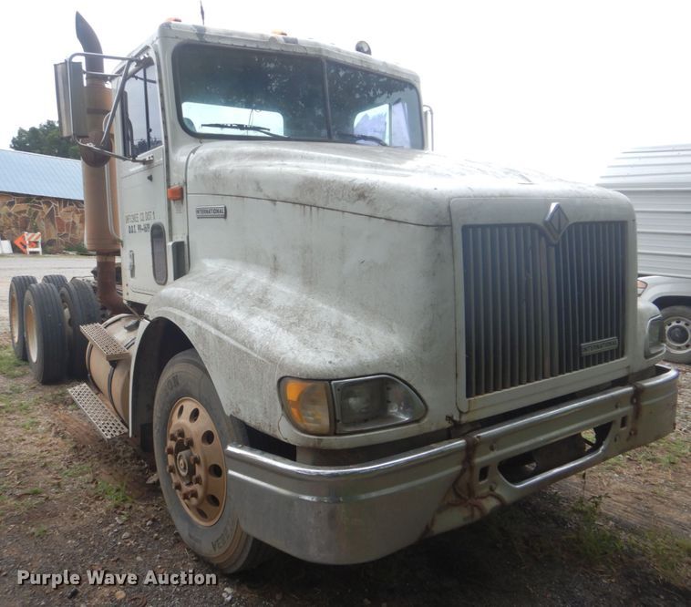 image for item DI2309 1999 International 9200 semi truck