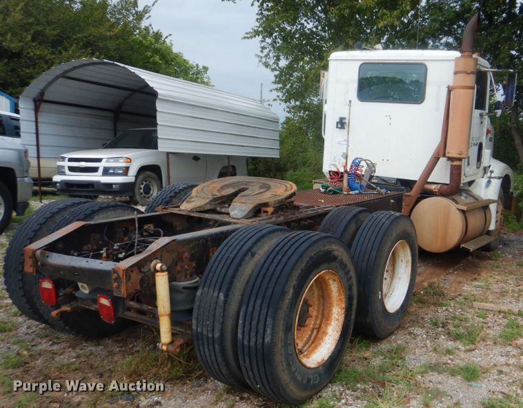 image for item DI2309 1999 International 9200 semi truck