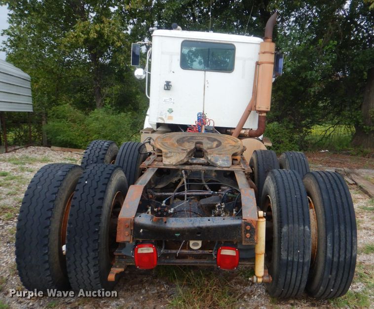 image for item DI2309 1999 International 9200 semi truck