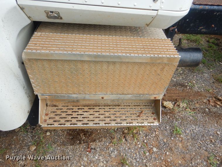 image for item DI2309 1999 International 9200 semi truck