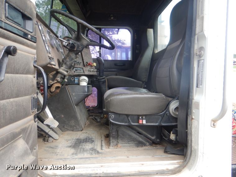 image for item DI2309 1999 International 9200 semi truck