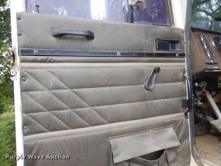 image for item DI2309 1999 International 9200 semi truck