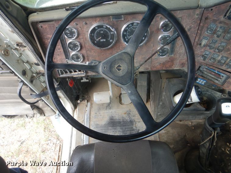 image for item DI2309 1999 International 9200 semi truck