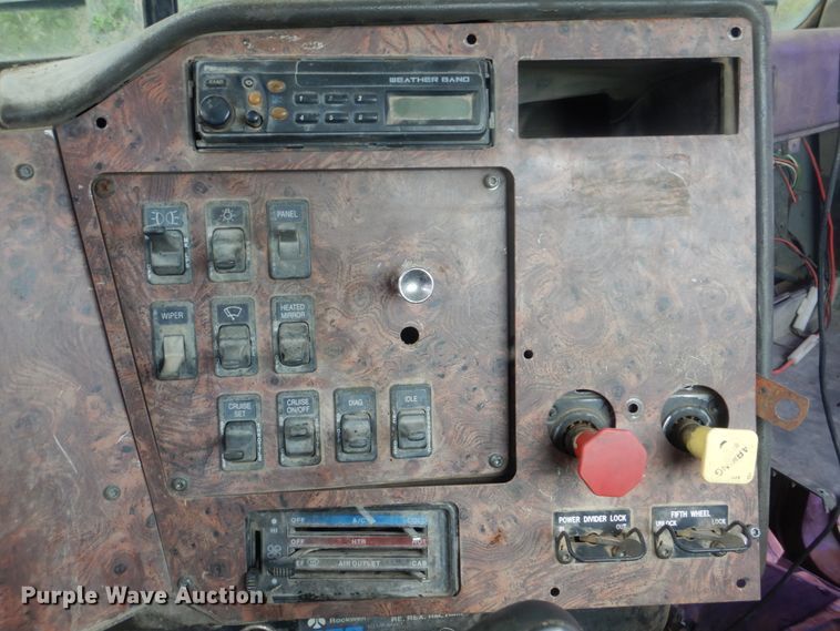 image for item DI2309 1999 International 9200 semi truck