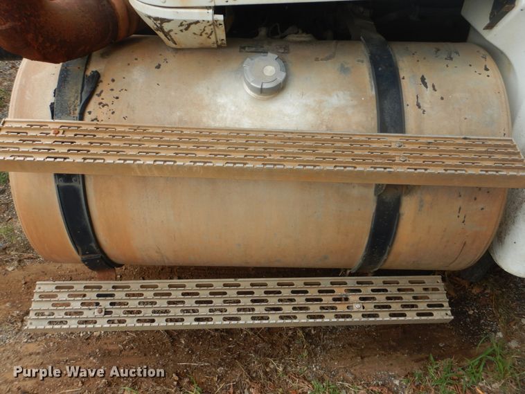 image for item DI2309 1999 International 9200 semi truck