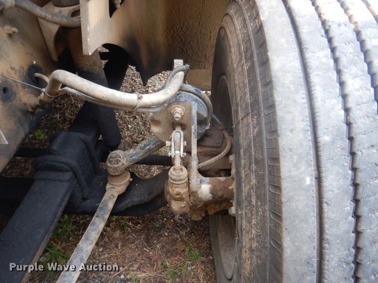 image for item DI2309 1999 International 9200 semi truck