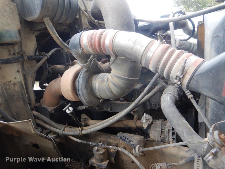 image for item DI2309 1999 International 9200 semi truck