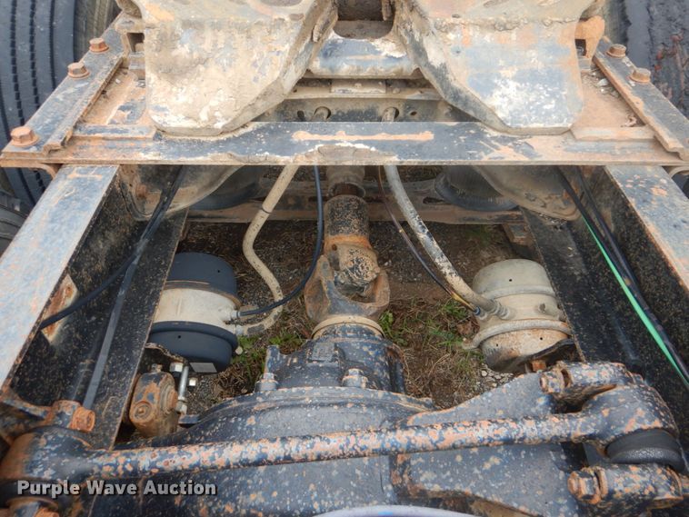 image for item DI2309 1999 International 9200 semi truck