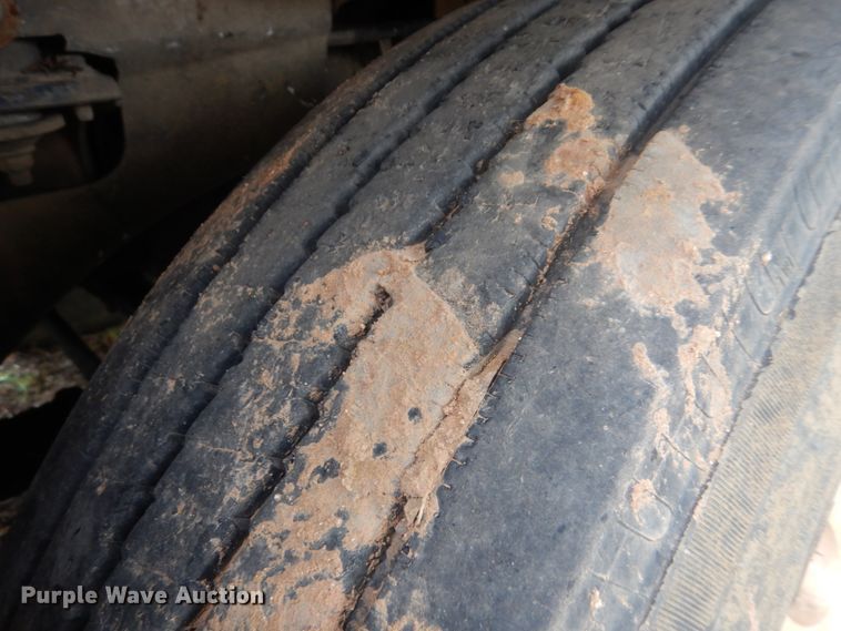 image for item DI2309 1999 International 9200 semi truck