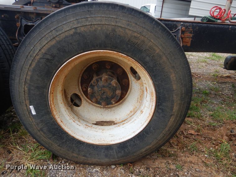 image for item DI2309 1999 International 9200 semi truck