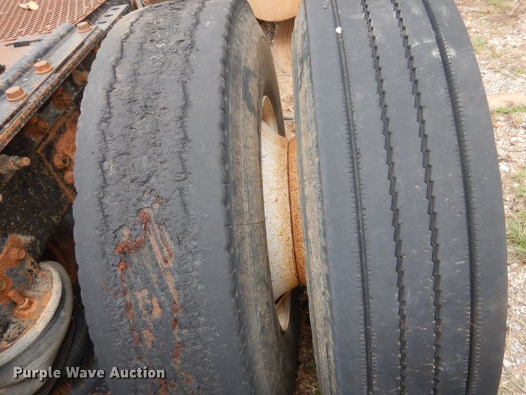 image for item DI2309 1999 International 9200 semi truck