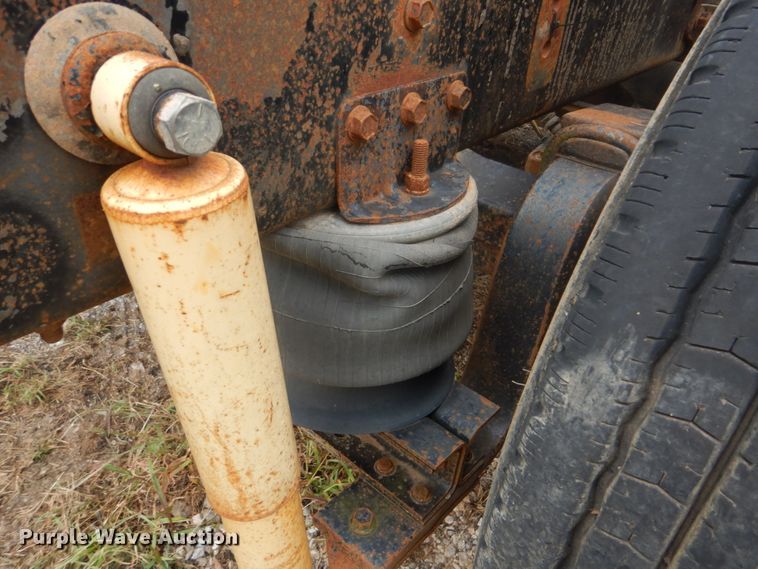 image for item DI2309 1999 International 9200 semi truck