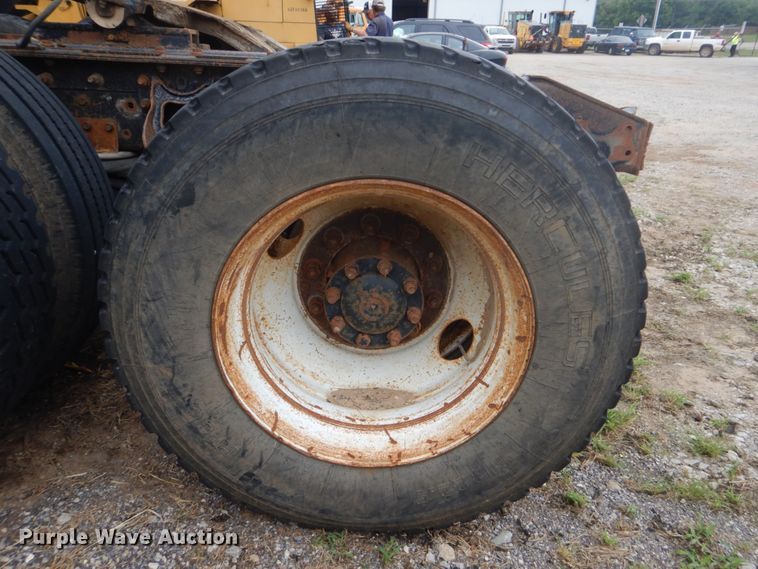 image for item DI2309 1999 International 9200 semi truck