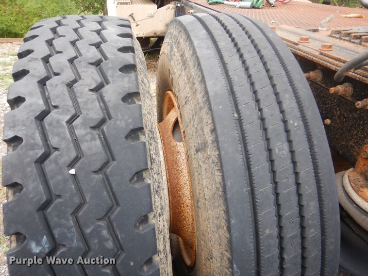 image for item DI2309 1999 International 9200 semi truck