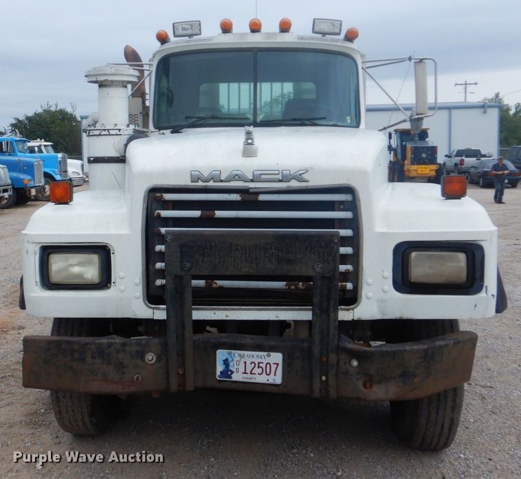 image for item DI2313 1998 Mack RD6883 truck cab and chassis