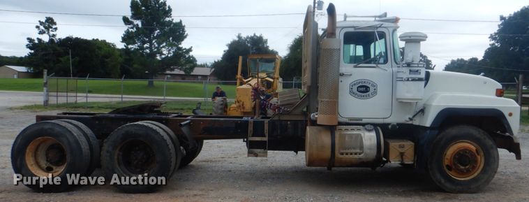 image for item DI2313 1998 Mack RD6883 truck cab and chassis