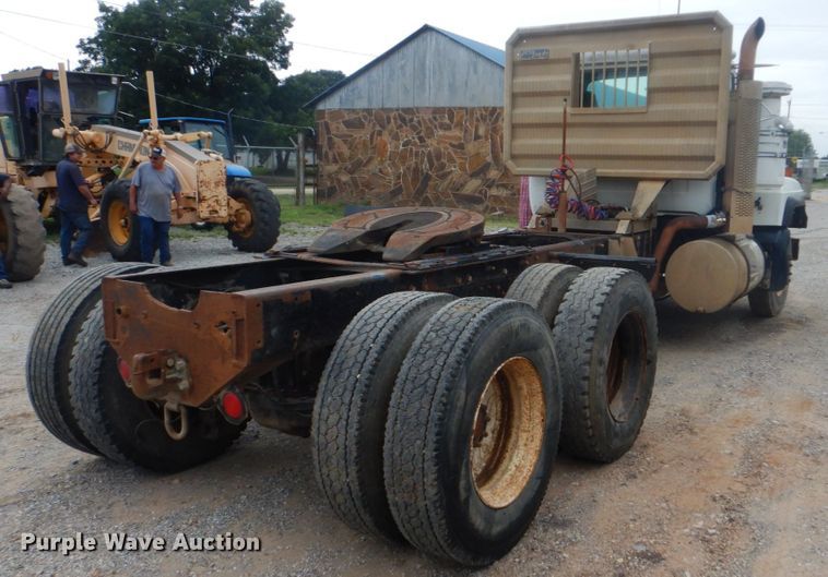 image for item DI2313 1998 Mack RD6883 truck cab and chassis