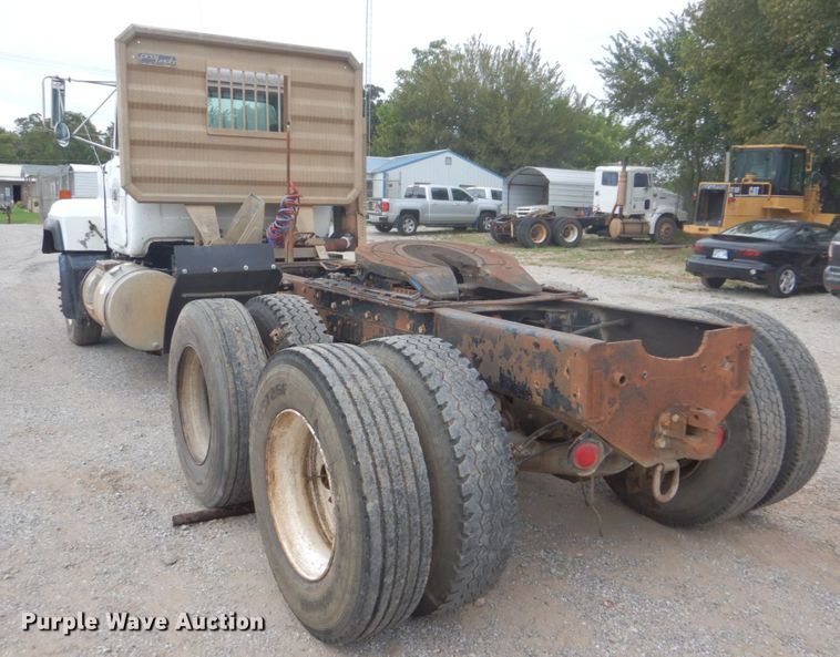 image for item DI2313 1998 Mack RD6883 truck cab and chassis