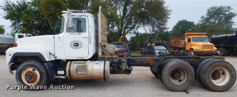image for item DI2313 1998 Mack RD6883 truck cab and chassis