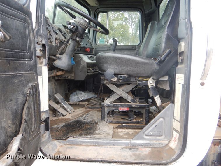 image for item DI2313 1998 Mack RD6883 truck cab and chassis