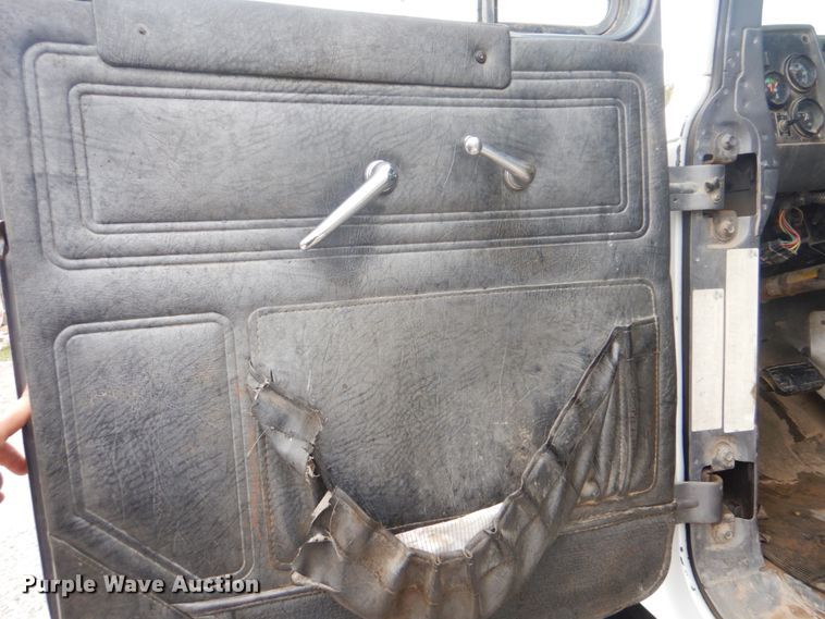 image for item DI2313 1998 Mack RD6883 truck cab and chassis