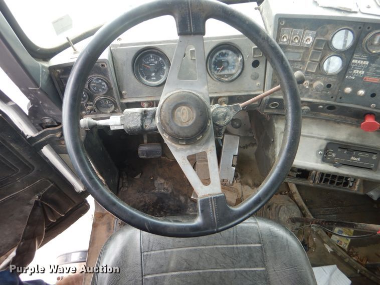 image for item DI2313 1998 Mack RD6883 truck cab and chassis