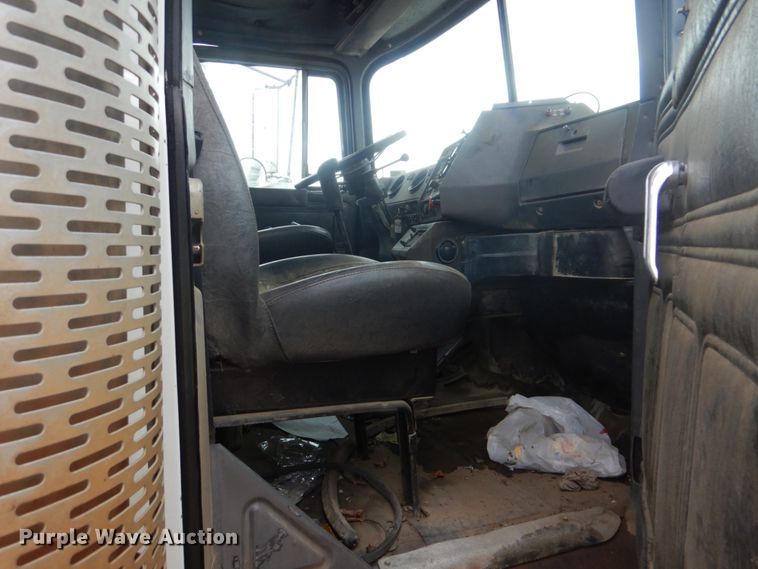 image for item DI2313 1998 Mack RD6883 truck cab and chassis