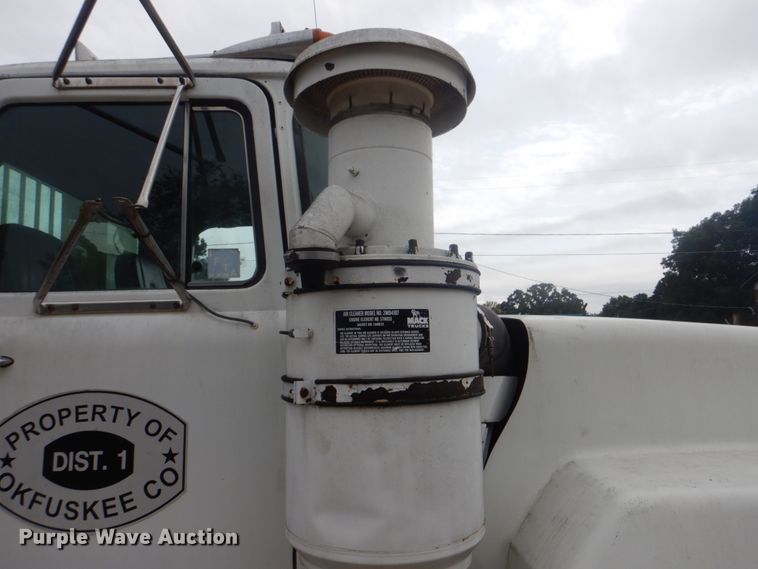 image for item DI2313 1998 Mack RD6883 truck cab and chassis