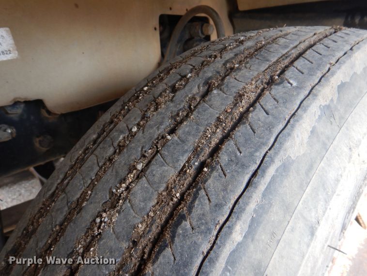 image for item DI2313 1998 Mack RD6883 truck cab and chassis