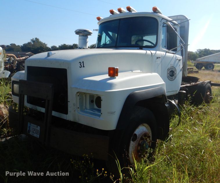 image for item DI2323 1998 Mack RD semi truck