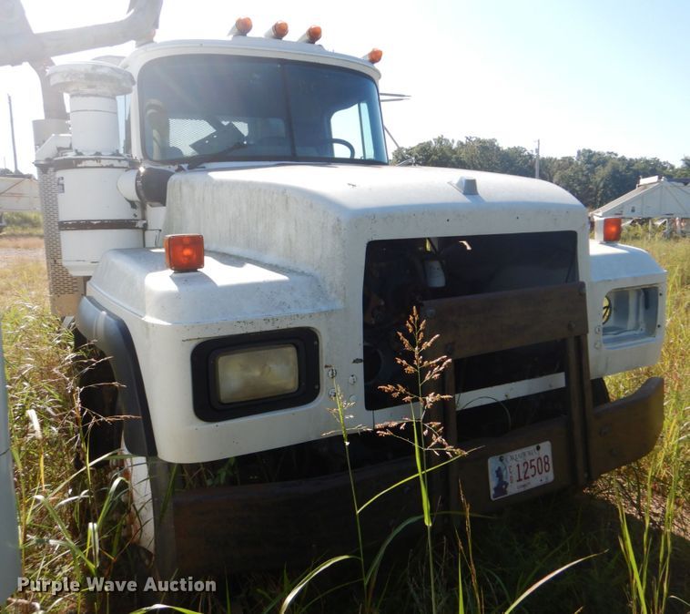 image for item DI2323 1998 Mack RD semi truck