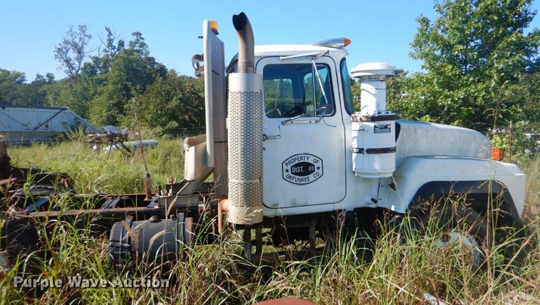 image for item DI2323 1998 Mack RD semi truck