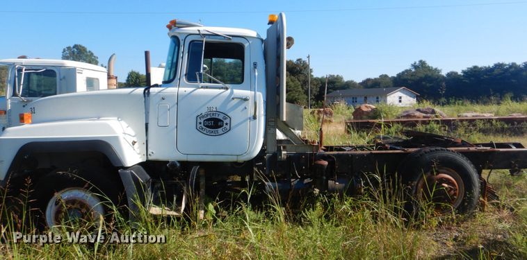image for item DI2323 1998 Mack RD semi truck