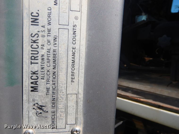 image for item DI2323 1998 Mack RD semi truck