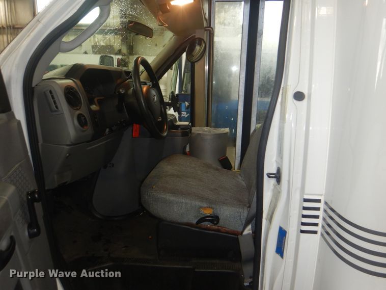 image for item DI2333 2009 Ford E450 shuttle bus