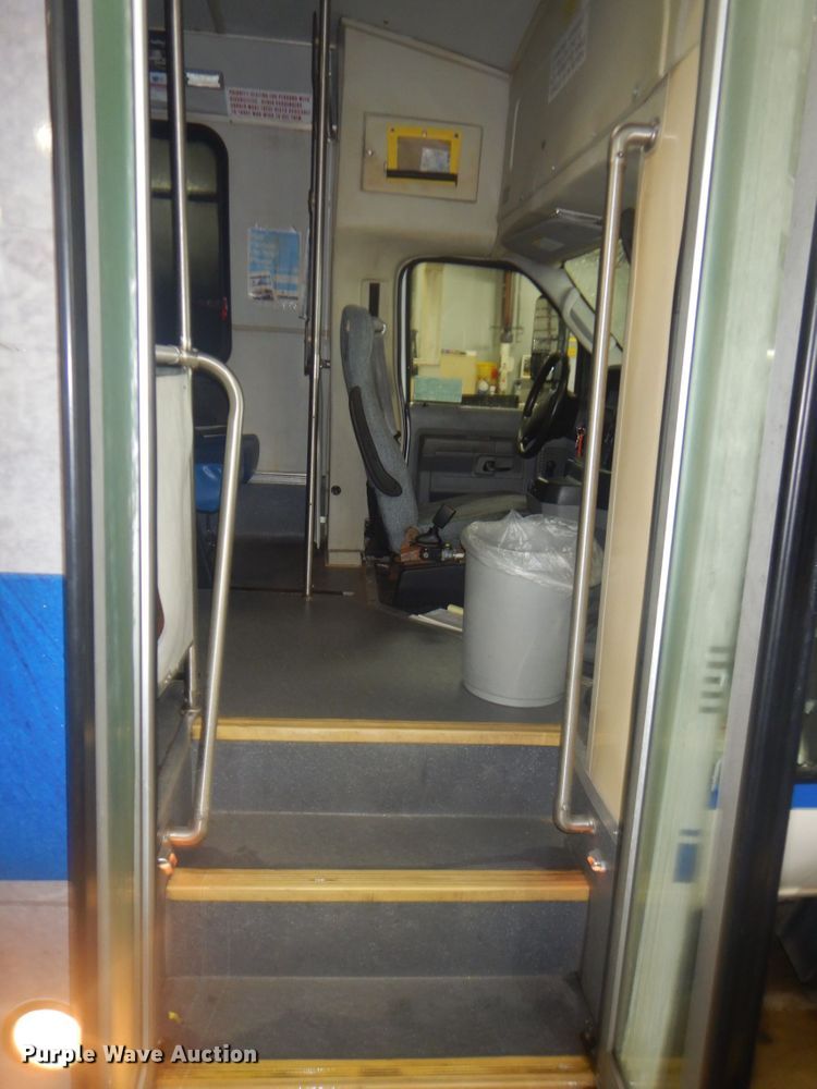 image for item DI2333 2009 Ford E450 shuttle bus