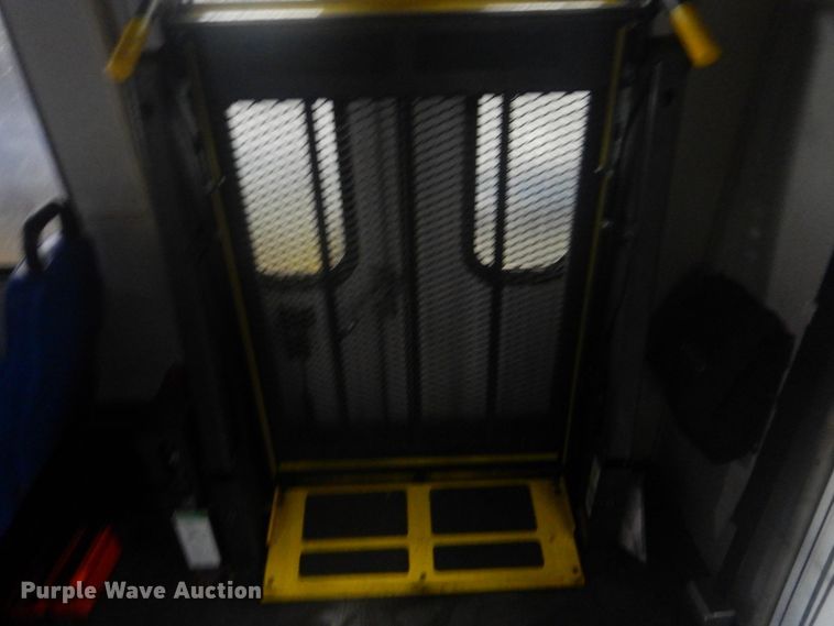 image for item DI2333 2009 Ford E450 shuttle bus