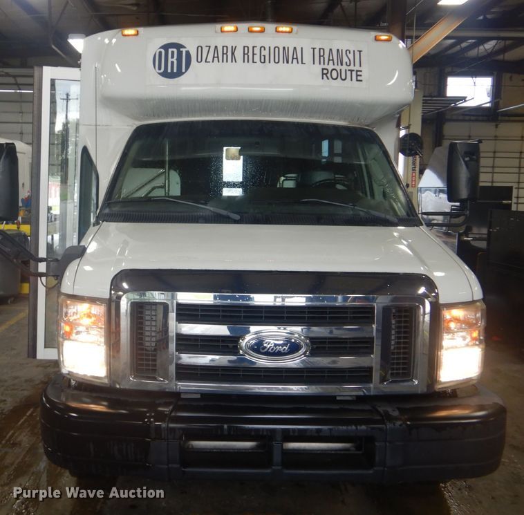 image for item DI2334 2009 Ford E450 Super Duty shuttle bus