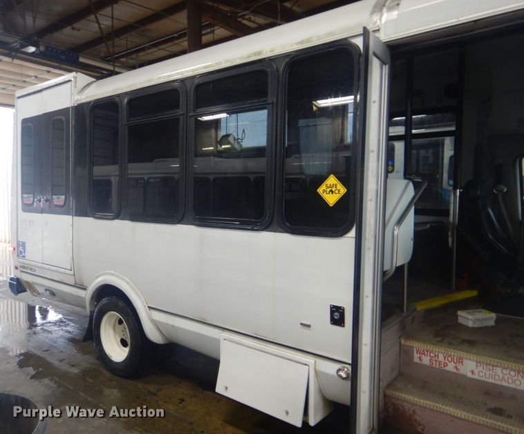 image for item DI2334 2009 Ford E450 Super Duty shuttle bus