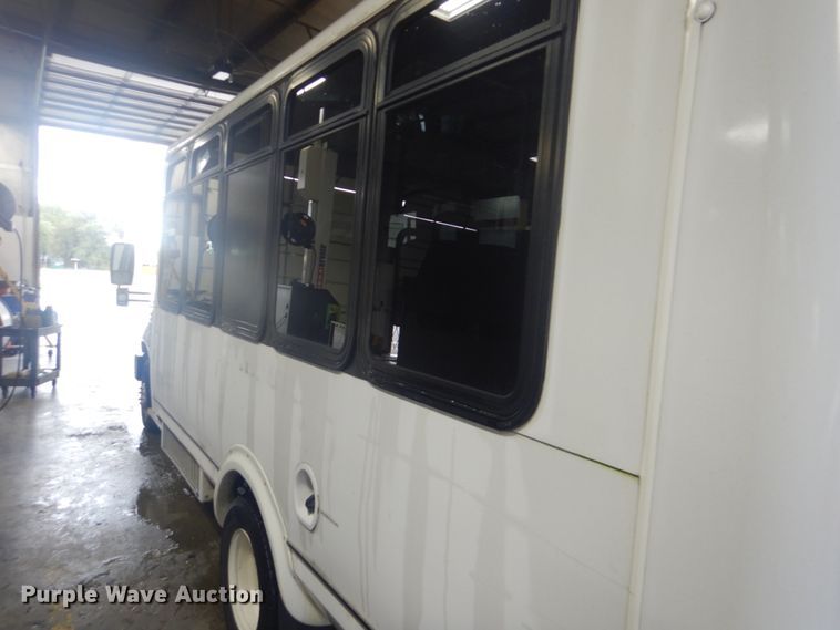 image for item DI2334 2009 Ford E450 Super Duty shuttle bus