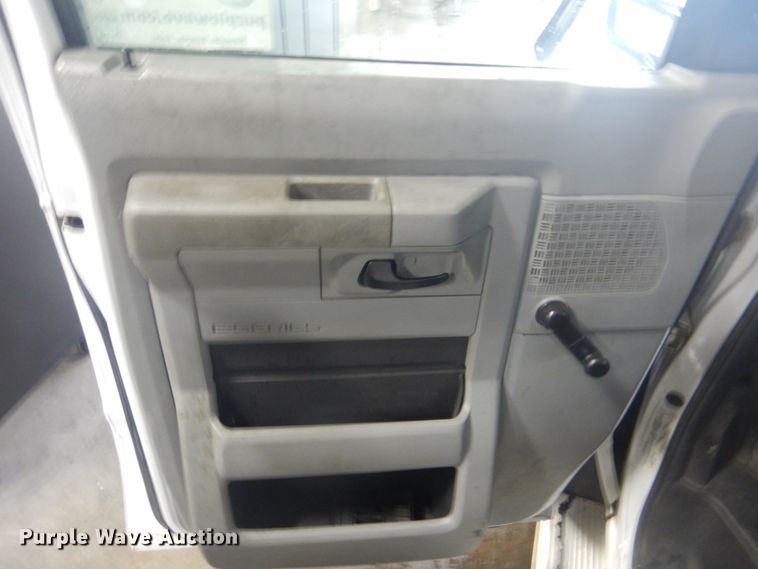 image for item DI2334 2009 Ford E450 Super Duty shuttle bus