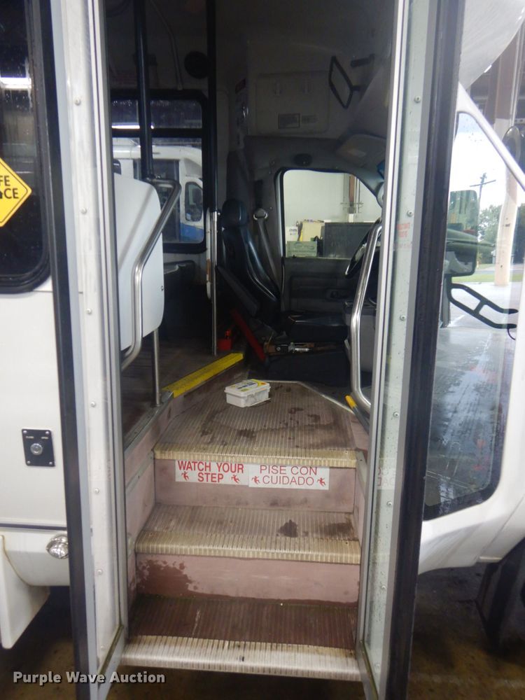 image for item DI2334 2009 Ford E450 Super Duty shuttle bus