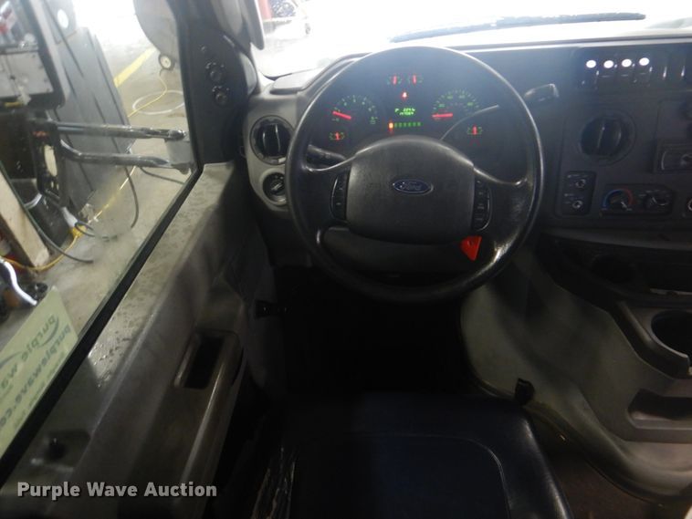 image for item DI2334 2009 Ford E450 Super Duty shuttle bus