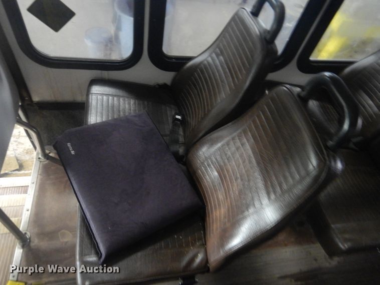 image for item DI2334 2009 Ford E450 Super Duty shuttle bus