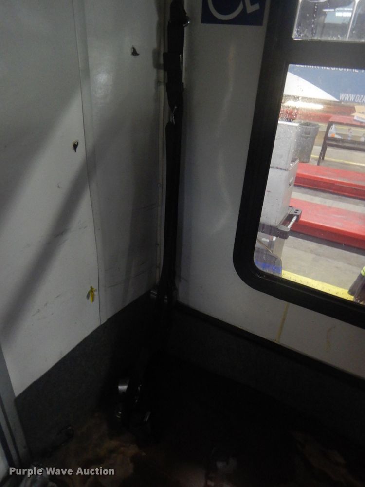 image for item DI2334 2009 Ford E450 Super Duty shuttle bus