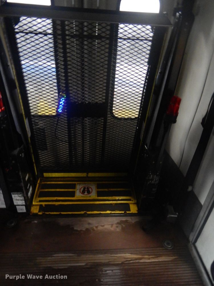 image for item DI2334 2009 Ford E450 Super Duty shuttle bus